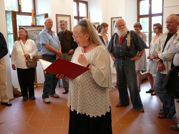 Jana Altmannová čte z knihy Pavla Eisnera, v pozadí vpravo Jiří Altmann a Milan Vácha