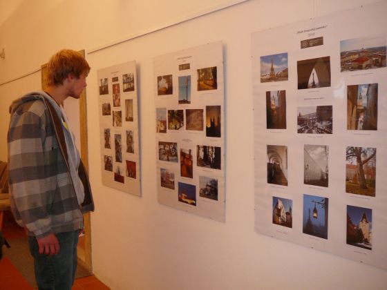 Z prezentace soutěže v chodbě kláštera na&nbsp;Skalce