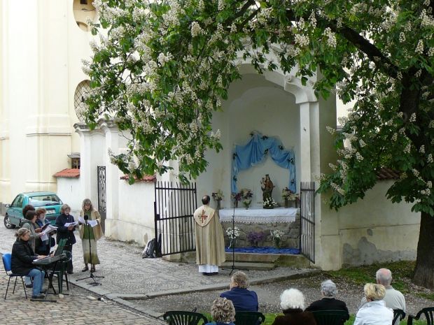 Májová pobožnost u kostela sv.&nbsp;Václava