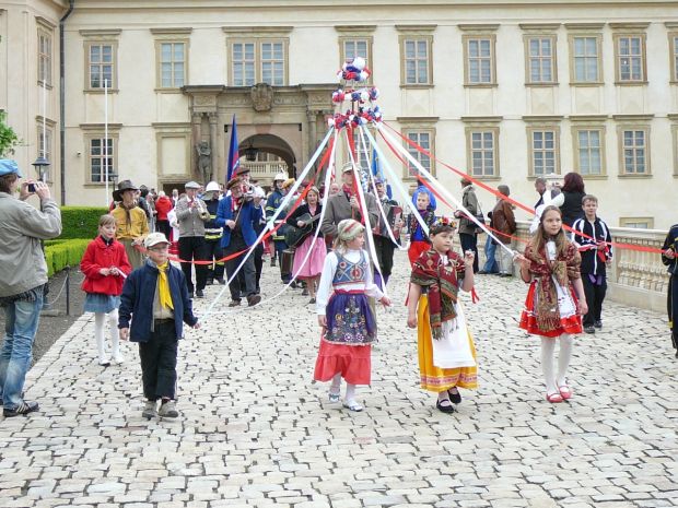 Průvod začíná tradičně na mníšeckém zámku