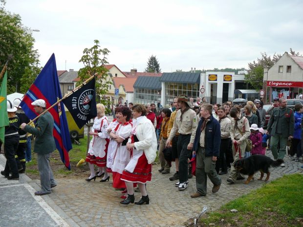 Průvod směřuje k pódiu na náměstí F. X. Svobody