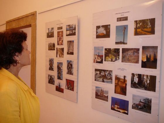 Mladí fotografují památky - expozice ve vstupní chodbě kláštera